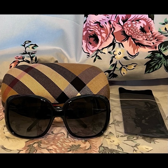 Burberry Accessories - NWOT 💯BURBERRY💯 Sunglasses